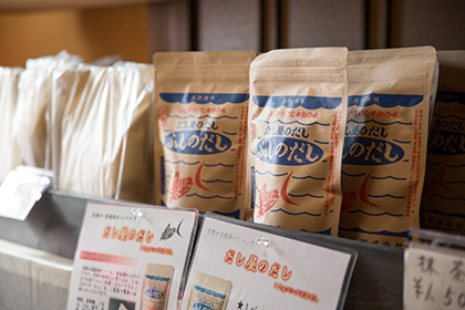 店内で奈良の特産物も販売しております。